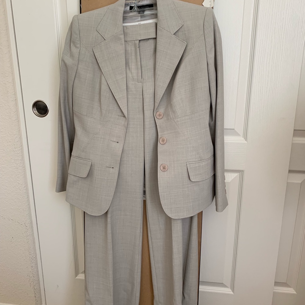 Suits - Picture 4 of 7